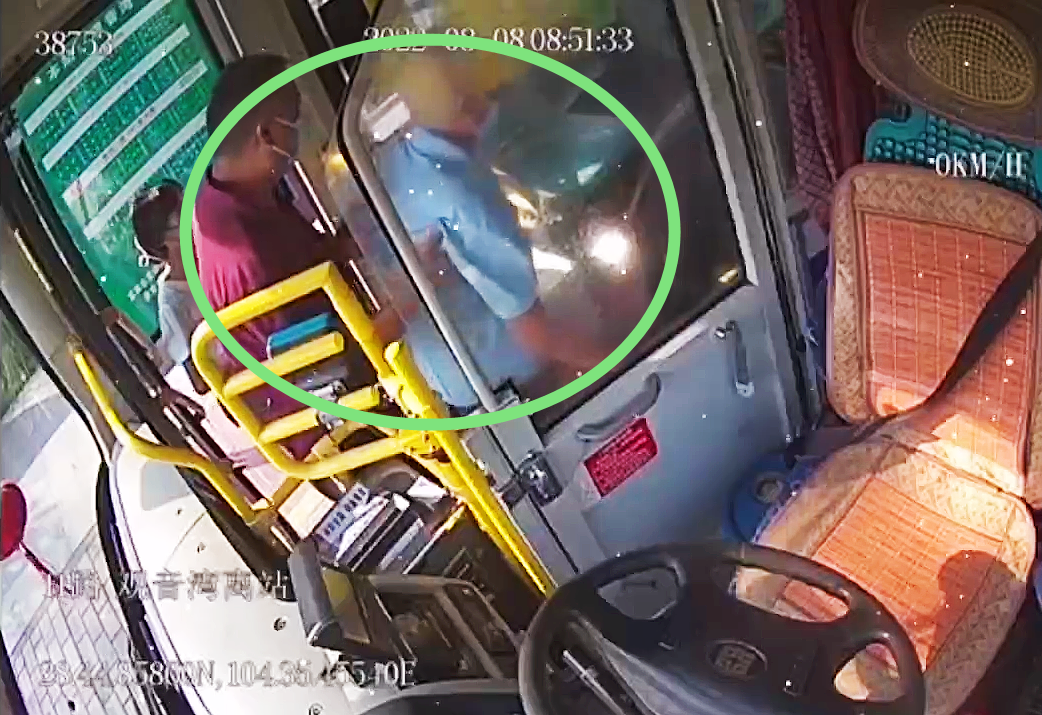 宜賓“敬老線”公交車長的這個小小舉動，真的太暖了